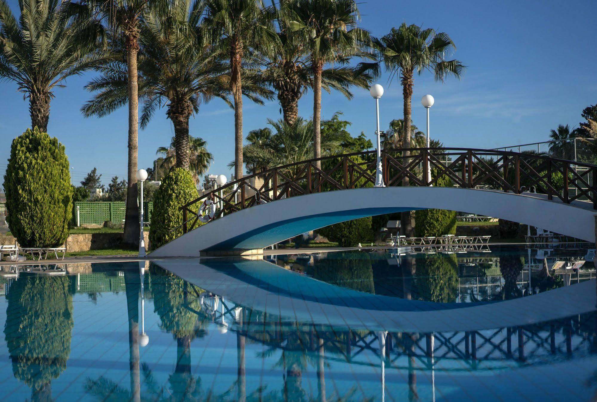 Aloe Hotel Paphos Exterior photo